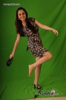 Shraddha Arya feet photo thumbnail