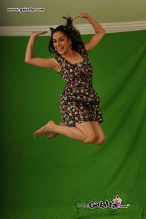 Shraddha Arya feet photo thumbnail