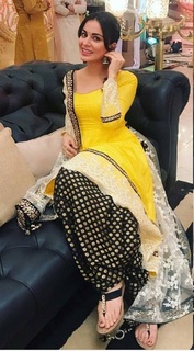 Shraddha Arya feet photo thumbnail