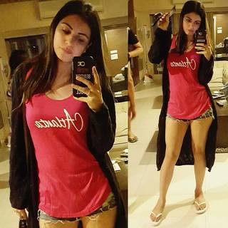 Shraddha Arya feet photo thumbnail