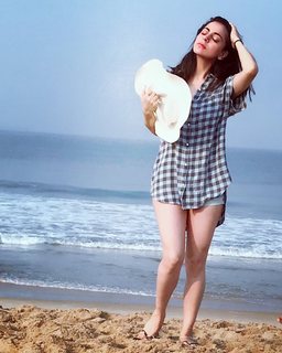 Shraddha Arya feet photo thumbnail