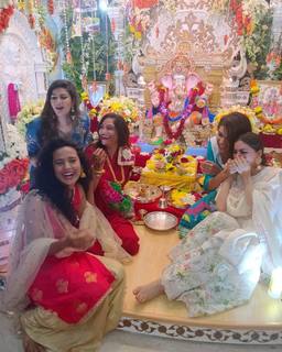 Shraddha Arya feet photo thumbnail