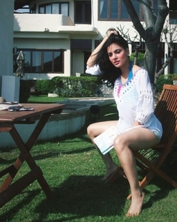 Shraddha Arya feet photo thumbnail