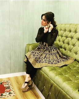 Shraddha Arya feet photo thumbnail