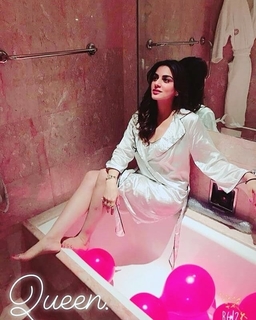 Shraddha Arya feet photo thumbnail