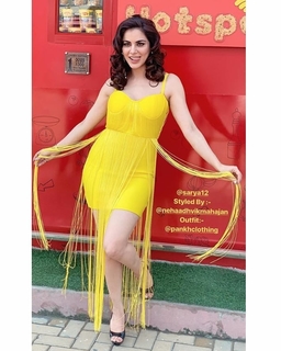 Shraddha Arya feet photo thumbnail