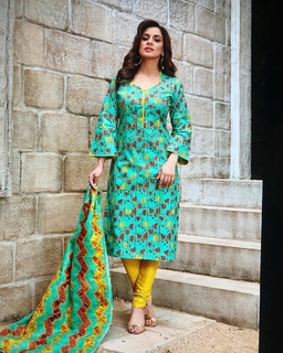 Shraddha Arya feet photo thumbnail