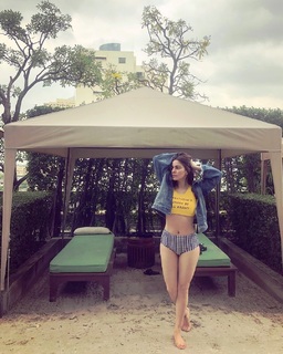 Shraddha Arya feet photo thumbnail