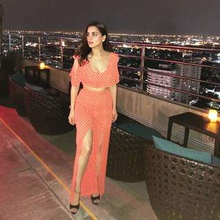 Shraddha Arya feet photo thumbnail