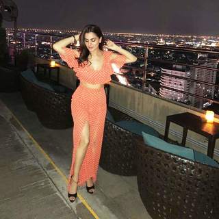 Shraddha Arya feet photo thumbnail