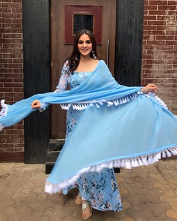 Shraddha Arya feet photo thumbnail