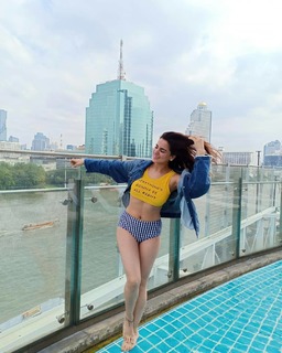 Shraddha Arya feet photo thumbnail