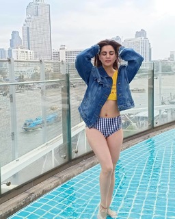 Shraddha Arya feet photo thumbnail