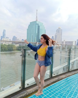 Shraddha Arya feet photo thumbnail