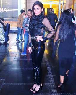 Shraddha Arya feet photo thumbnail