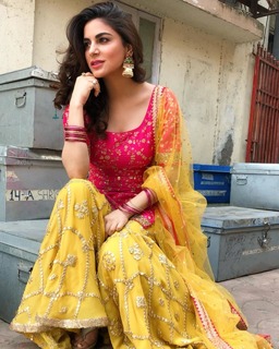 Shraddha Arya feet photo thumbnail