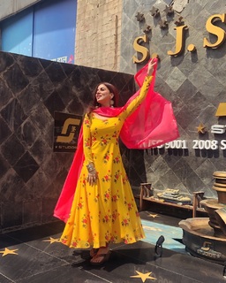 Shraddha Arya feet photo thumbnail