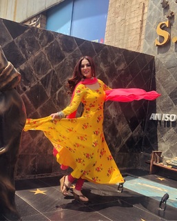 Shraddha Arya feet photo thumbnail