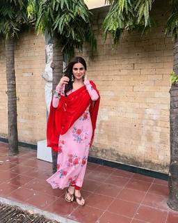Shraddha Arya feet photo thumbnail