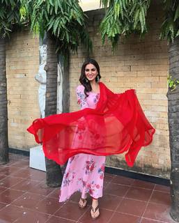 Shraddha Arya feet photo thumbnail