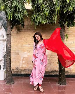 Shraddha Arya feet photo thumbnail