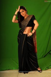 Shraddha Arya feet photo thumbnail