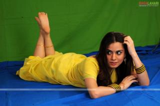 Shraddha Arya feet photo thumbnail