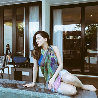 Shraddha Arya feet photo thumbnail