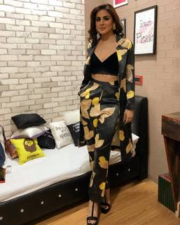 Shraddha Arya feet photo thumbnail