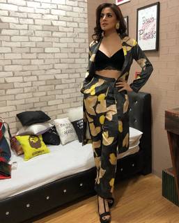 Shraddha Arya feet photo thumbnail