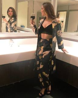 Shraddha Arya feet photo thumbnail