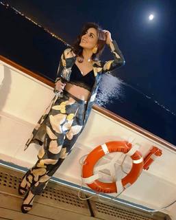 Shraddha Arya feet photo thumbnail