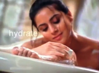 Shraddha Arya feet photo thumbnail