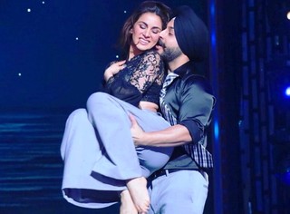 Shraddha Arya feet photo thumbnail