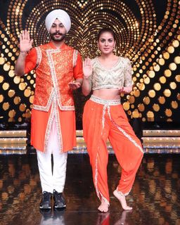 Shraddha Arya feet photo thumbnail