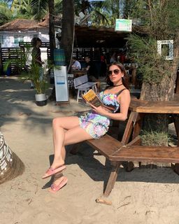 Shraddha Arya feet photo thumbnail
