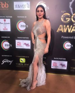 Shraddha Arya feet photo thumbnail