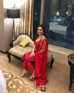 Shraddha Arya feet photo thumbnail