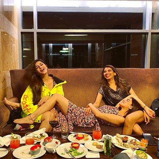 Shraddha Arya feet photo thumbnail