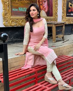 Shraddha Arya feet photo thumbnail