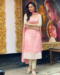 Shraddha Arya feet photo thumbnail