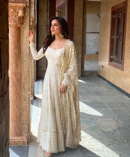 Shraddha Arya feet photo thumbnail