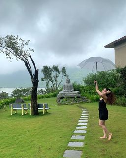 Shraddha Arya feet photo thumbnail