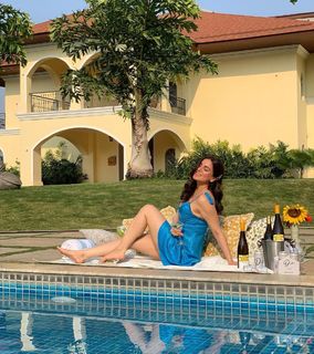 Shraddha Arya feet photo thumbnail