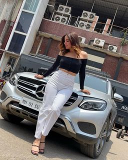 Shraddha Arya feet photo thumbnail