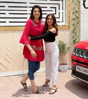 Shraddha Arya feet photo thumbnail