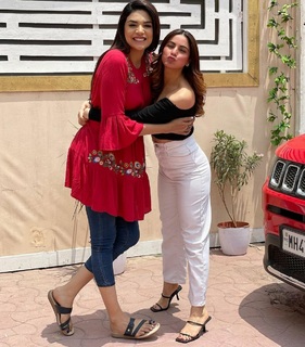 Shraddha Arya feet photo thumbnail