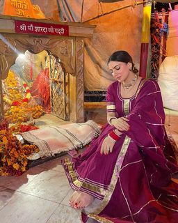 Shraddha Arya feet photo thumbnail