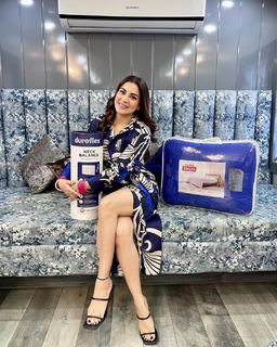 Shraddha Arya feet photo thumbnail