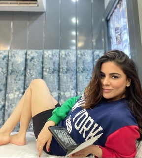 Shraddha Arya feet photo thumbnail